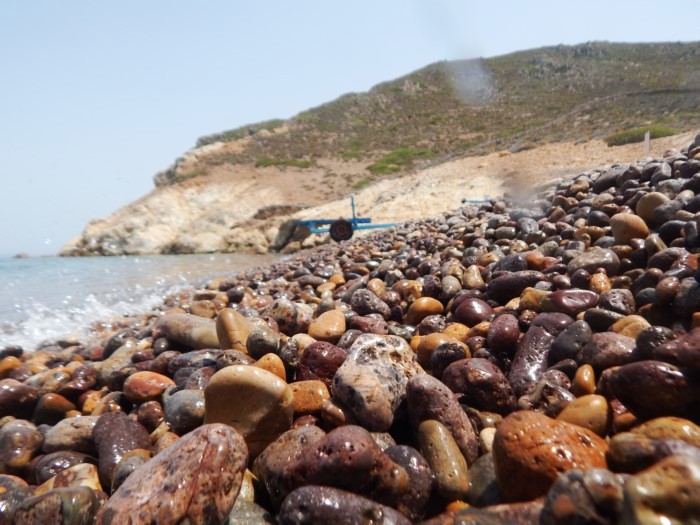 Σε ποια περιοχή της Ελλάδας βρίσκεται η παραλία με τα σπάνια πολύχρωμα βότσαλα;