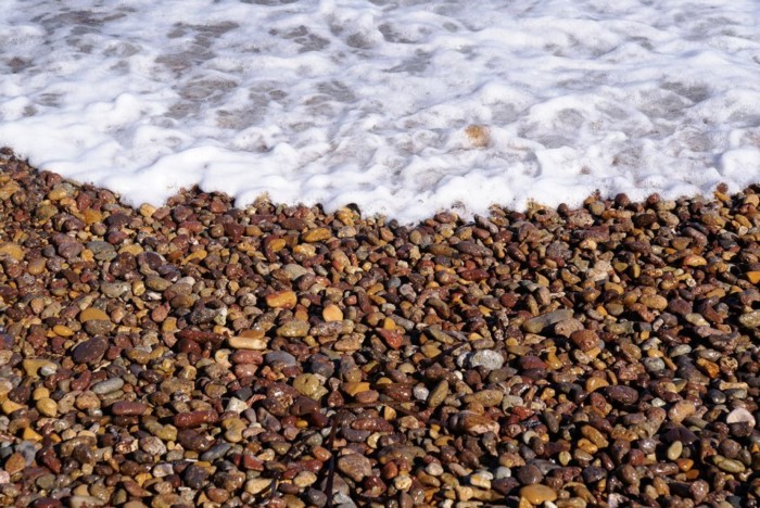 Σε ποια περιοχή της Ελλάδας βρίσκεται η παραλία με τα σπάνια πολύχρωμα βότσαλα;