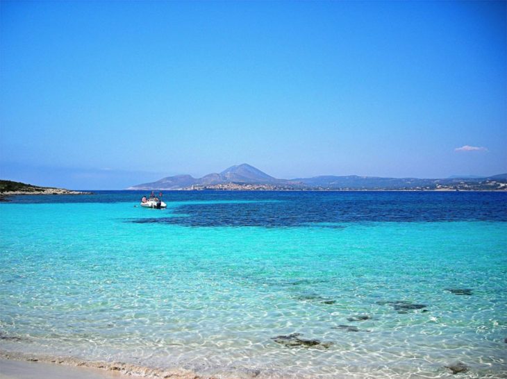 Σαπιέντζα: Γνωρίστε το ελληνικό νησί με τη 1 μόνο παραλία σαν Καραϊβική
