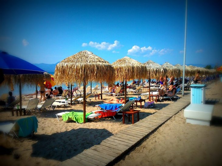 Παραλία Αλυκές Δροσιάς: Κρυστάλλινα νερά 55 λεπτά από την Αθήνα 