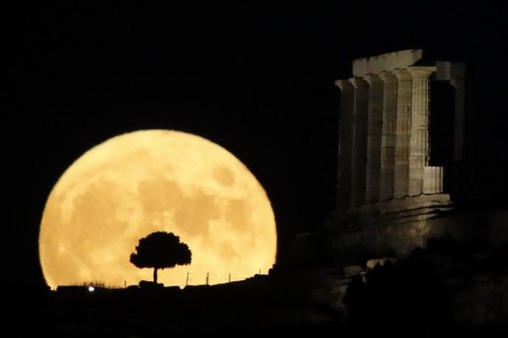 Πανσέληνος Αυγούστου: Απολάυστε παραμυθένιες εικόνες από το χθεσινό μοναδικό φεγγάρι