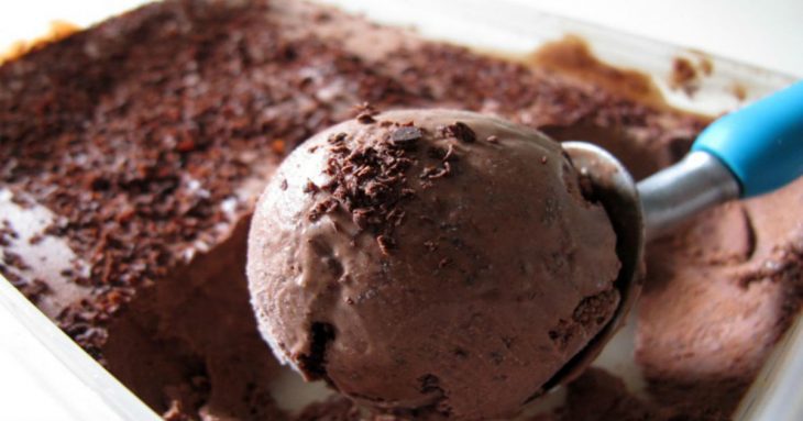 Παγωτό σοκολάτα: Πειρασμός με κομμάτια σοκολάτας και μερέντα 