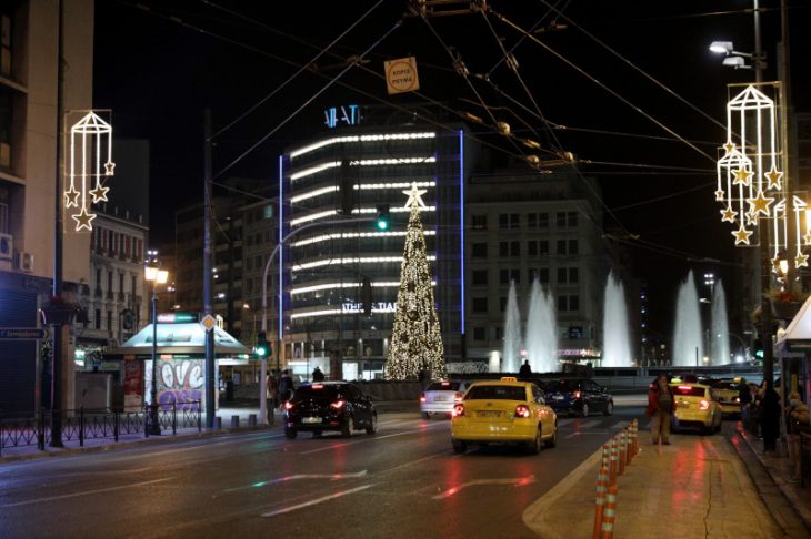 Πλατεία Ομόνοιας: Στολίστηκε το χριστουγεννιάτικο δέντρο 15 μέτρων