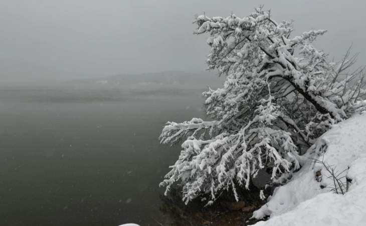 Λίμνη Πλαστήρα: Εικόνες από το μαγευτικό τοπίο με τα χιόνια