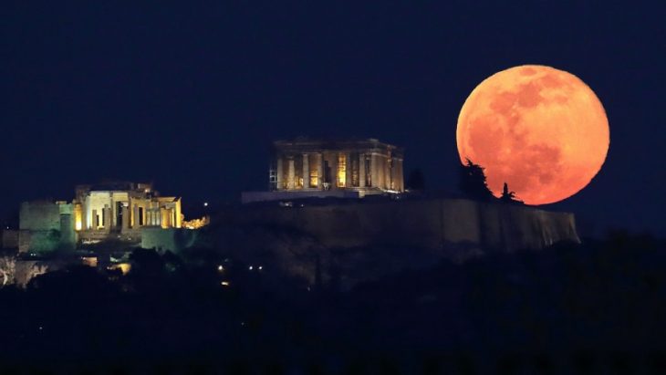 Πανσέληνος 2021: Υπέροχες εικόνες από το «Φεγγάρι της Φράουλας»
