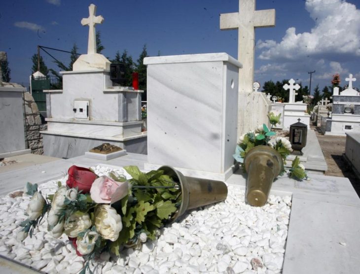 Εύβοια: Ιερέας άνοιξε φέρετρο νεκρού από κορονοϊό