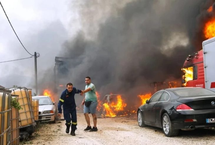 Πυροσβέστης παίρνει σηκωτό ιδιοκτήτη μάντρας αυτοκινήτων που τυλίγεται στις φλόγες