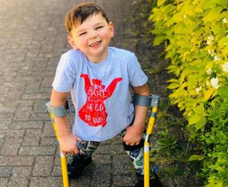 Απίστευτη ιστορία: 5χρονος περπάτησε 6 μίλια και μάζεψε 1 εκ. ευρώ για το νοσοκομείο που τον έσωσε