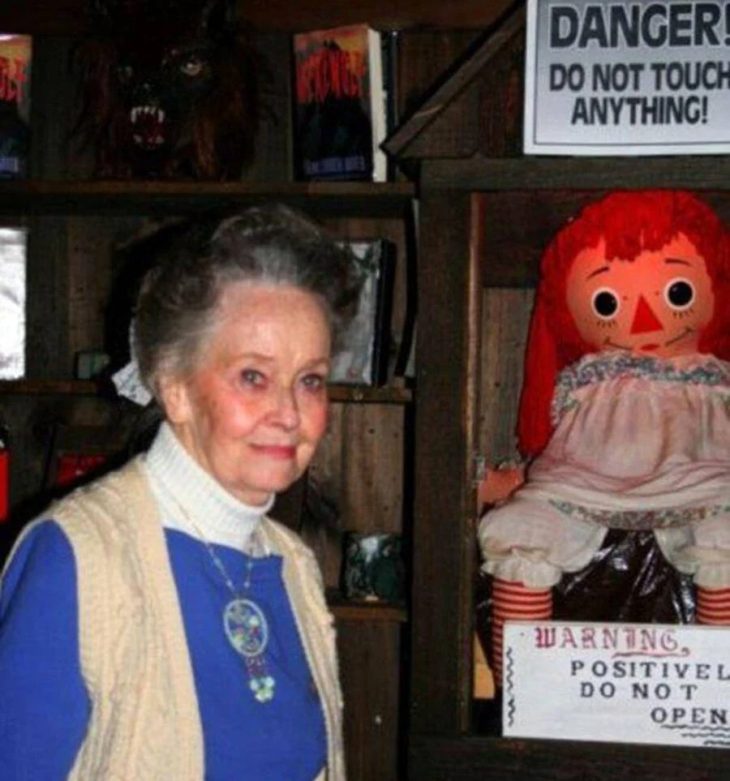 Η ιστορία της Άναμπελ που έγινε διάσημη από τις ταινίες τρόμου: Μία δαιμονισμένη κούκλα