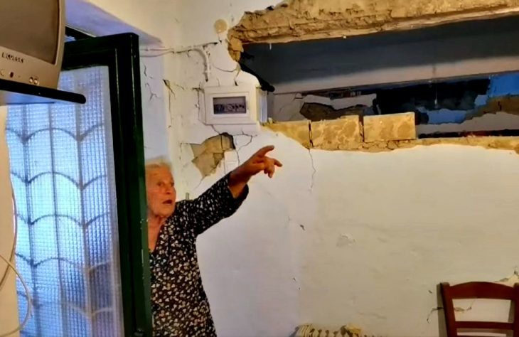 «Έλα παιδί μου να σε κεράσω!»: 84χρονη γυναίκα στην Κρήτη στα χαλάσματα του σεισμού κερνάει τους επισκέπτες