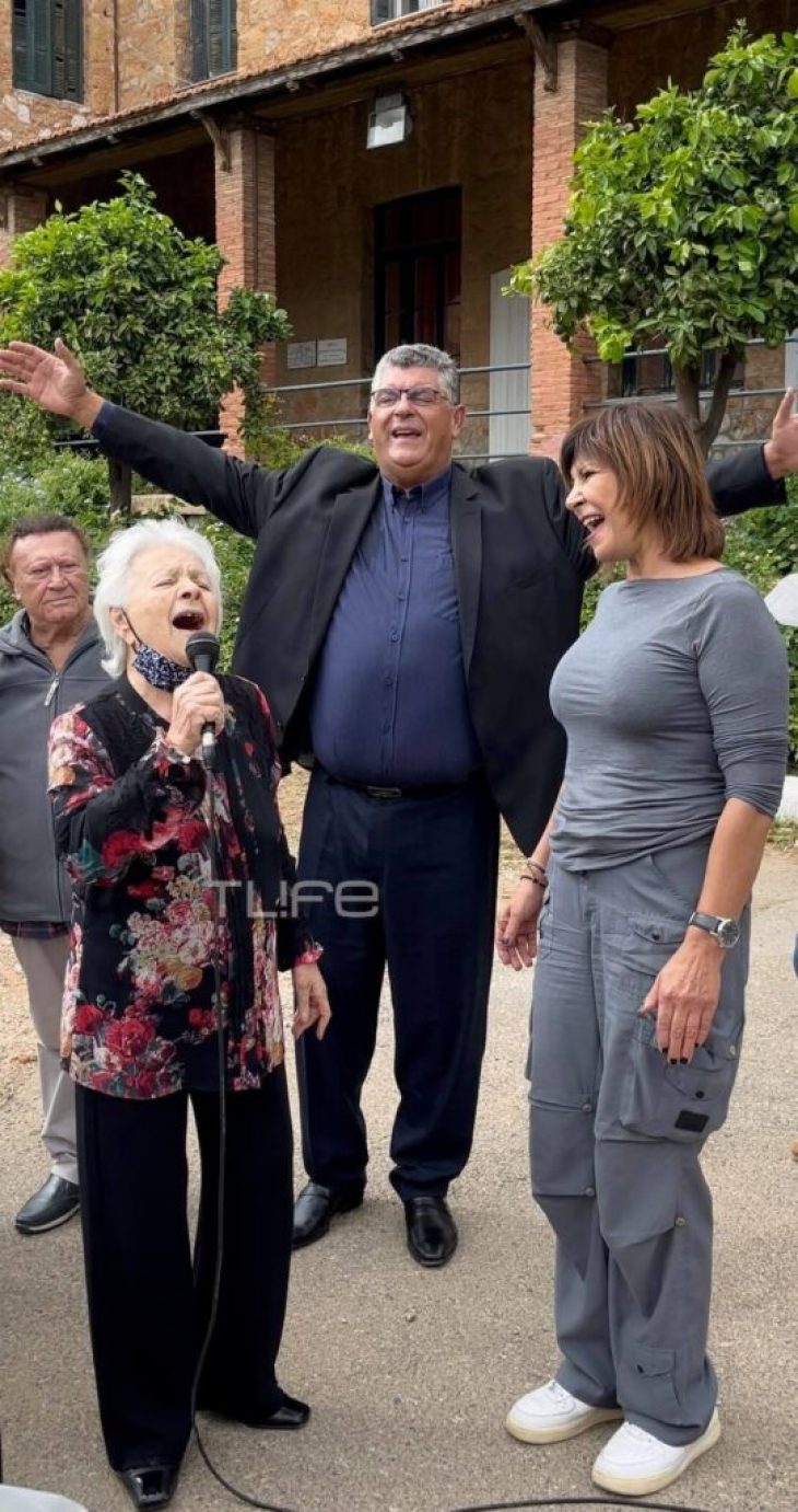 Τραγουδάει ξανά μετά από πολλά χρόνια μέσα στο Γηροκομείο που μένει – Ραγίζει καρδιές η Μαίρη Λίντα