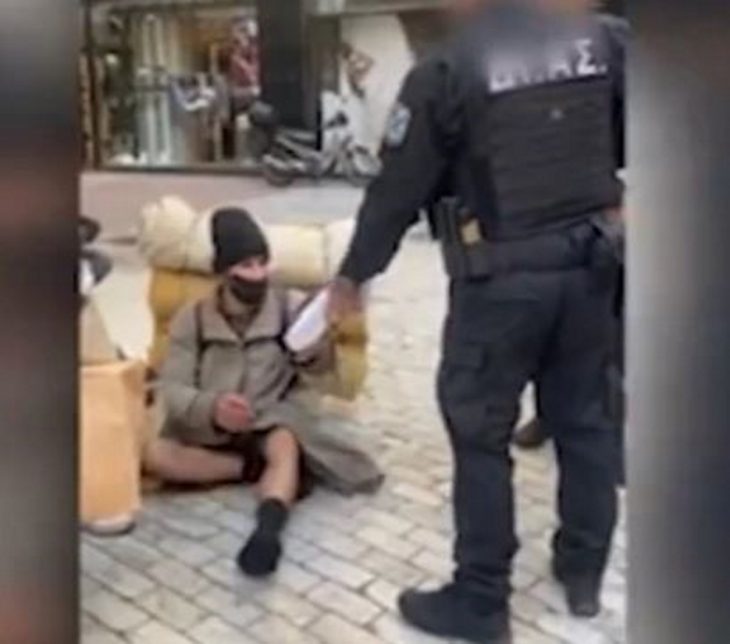 «Ήταν τεράστια η συγκίνησή του, χαμογελούσε μέσα από τη μάσκα»: Αστυνομικοί της ομάδας ΔΙΑΣ αγόρασαν παπούτσια σε άστεγο