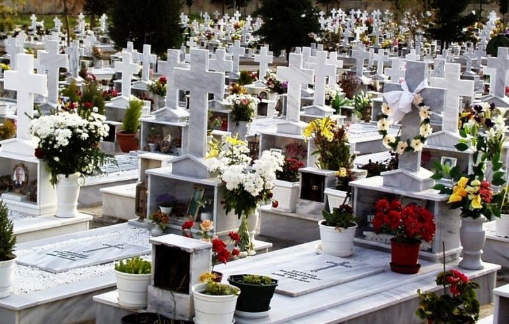 Σαρανταλείτουργο Χριστουγέννων: Γιατί ανάβουμε κεριά και καντήλι στους τάφους των νεκρών;