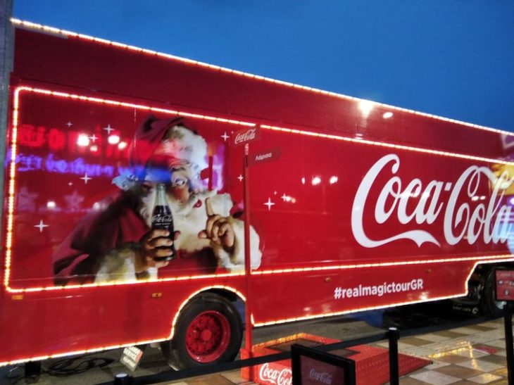 Στη Λάρισα το εμβληματικό Χριστουγεννιάτικο φορτηγό της Coca-Cola: Θα γυρίσει όλη την Ελλάδα τις επόμενες μέρες