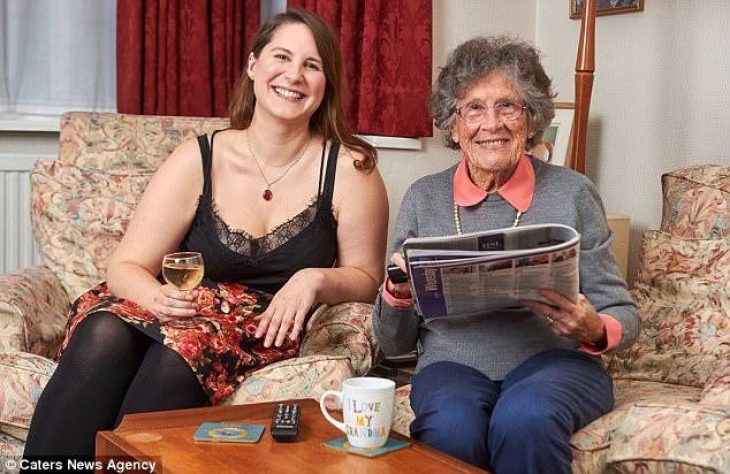 Φοιτήτρια 27 ετών συγκατοίκησε με 95χρονη για να πληρώνει μισό ενοίκιο και η ηλικιωμένη να μη νιώθει μόνη