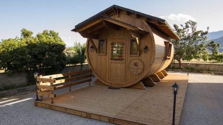 Νέα υπέροχη κατασκευή: Το σπίτι βαρέλι που έρχεται στο χώρο σου και κοιμίζει 6 άτομα με όλες τις ανέσεις