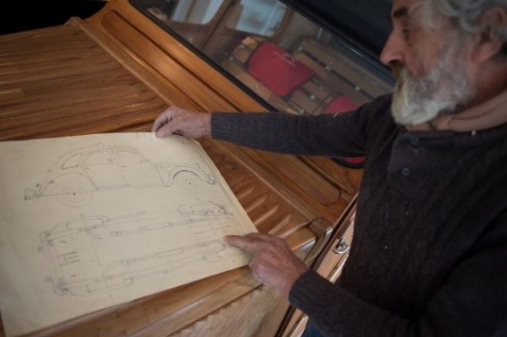 Συνταξιούχος επιπλοποιός έφτιαξε ένα μυθικό ξύλινο Ντεσεβώ, πιστό αντίγραφο του θρυλικού Citroen 2CV, που λειτουργεί κανονικά!