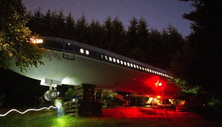Ένα Boeing 727 της Ολυμπιακής, μεταμορφώθηκε σε εντυπωσιακό σπίτι: Αυτός που το αγόρασε ζει μόνιμα μέσα στο δάσος