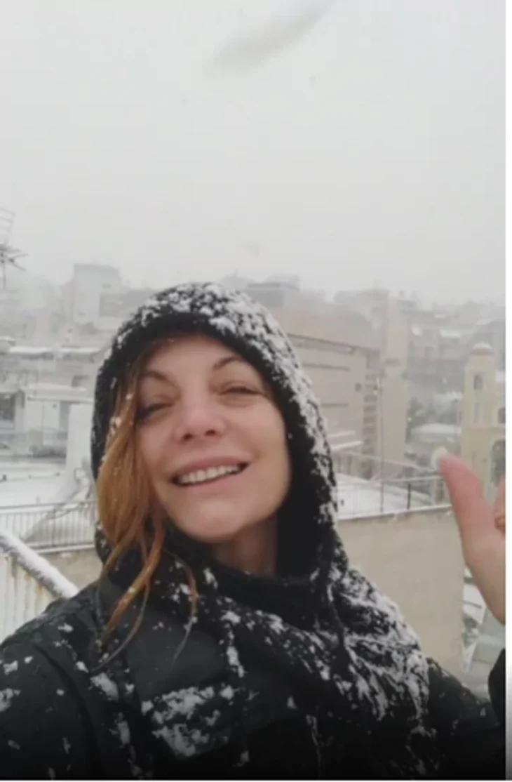 Πανέμορφη και χιονισμένη: Η Άντζελα Γκερέκου ποζάρει στα χιόνια χωρίς ίχνος μακιγιάζ