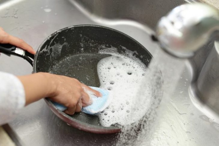 Καθάρισμα τηγανιού: Το έξυπνο κόλπο για να εξαφανίσετε τα καμένα λίπη γρήγορα και εύκολα