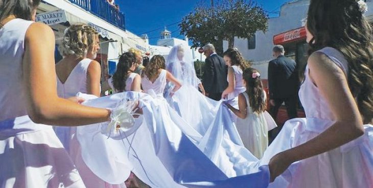Κατερίνα Μονογυιού: Ο παραμυθένιος γάμος στο νησί των ανέμων, το πριγκιπικό νυφικό, οι 19 παράνυφοι και οι διάσημοι καλεσμένοι