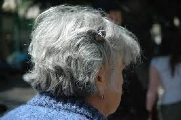 Τρίκαλα: Μια ηλικιωμένη γυναίκα «έριξε» από το μπαλκόνι της 10.000 ευρώ σε απατεώνες