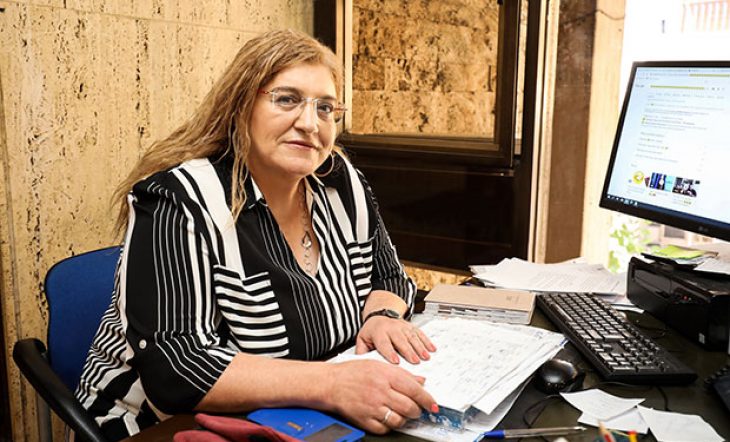 Φωτεινή Λεομπίλλα: Από άστεγη ναρκομανής στην Ομόνοια καθηγήτρια στο Πανεπιστήμιο Αθηνών