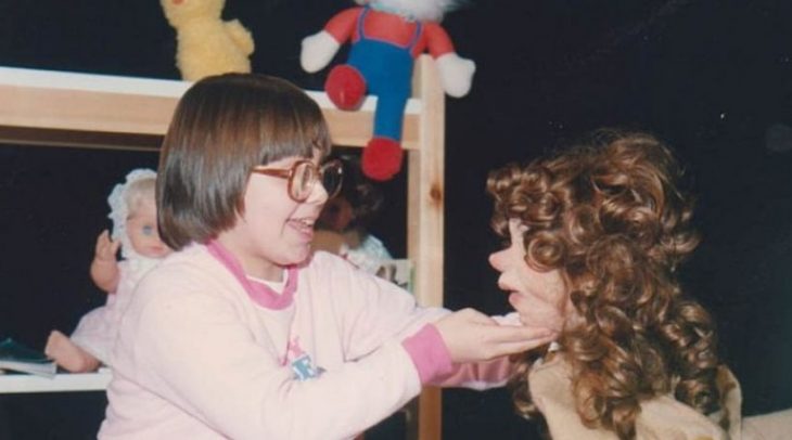 «Του κουτιού τα παραμύθια»: Η παιδική σειρά με την Παρασκευούλα, τον Ρούχλα και τα παιδιά της δεκαετίας του ’80