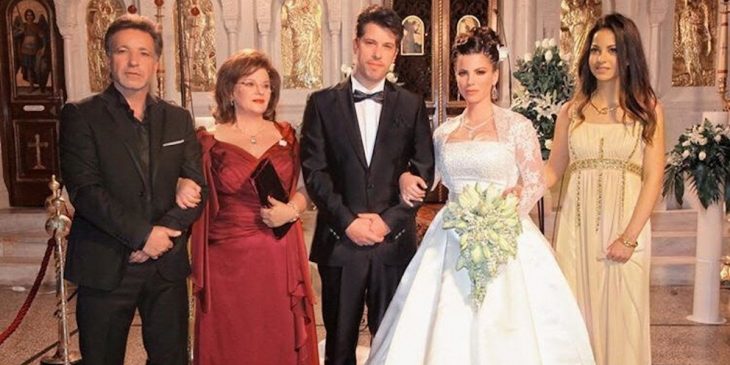 Αντελίνα και Χάρης Βαρθακούρης: Οι σπάνιες γαμήλιες φωτογραφίες, το ονειρεμένο νυφικό και οι διάσημοι κουμπάροι