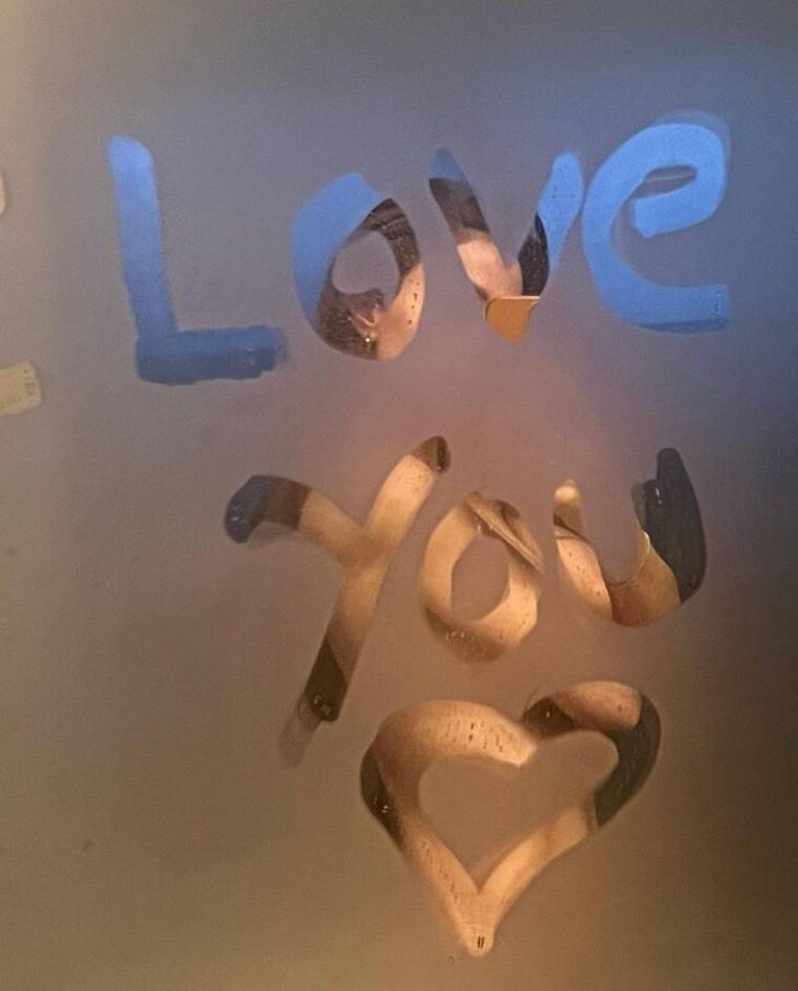 Η Φουρέιρα έριξε το Instagram: Πόζαρε για του Αγίου Βαλεντίνου στον καθρέφτη του μπάνιου της