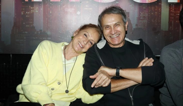 Γιώργος Νταλάρας: Φωτογραφήθηκε με την κομψή και προσεγμένη σύζυγό του – Παραμένουν ερωτευμένοι παρά τα 39 χρόνια γάμου