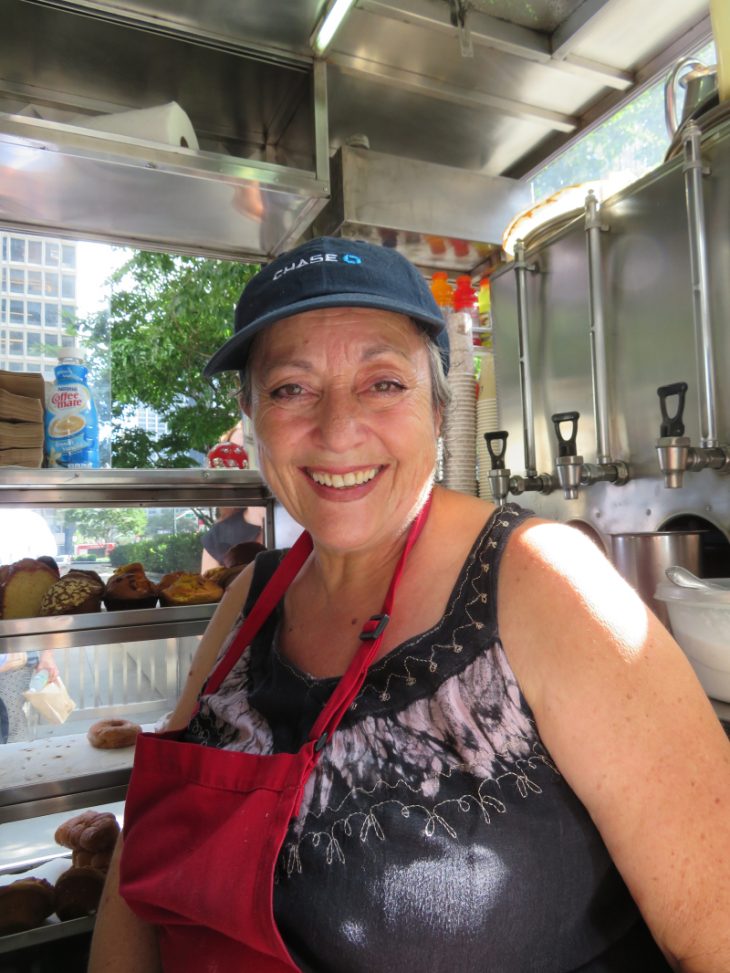 Ελληνική καντίνα στη Νέα Υόρκη: H 68χρονη Ελληνίδα που οι πελάτες κάνουν ουρές για το πεντανόστιμο φαγητό της