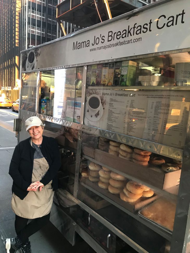 Ελληνική καντίνα στη Νέα Υόρκη: H 68χρονη Ελληνίδα που οι πελάτες κάνουν ουρές για το πεντανόστιμο φαγητό της
