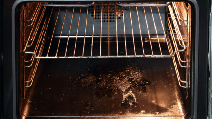 Λίπη στον φούρνο: Τα υλικά στο ντουλάπι σας που τα εξαφανίζουν