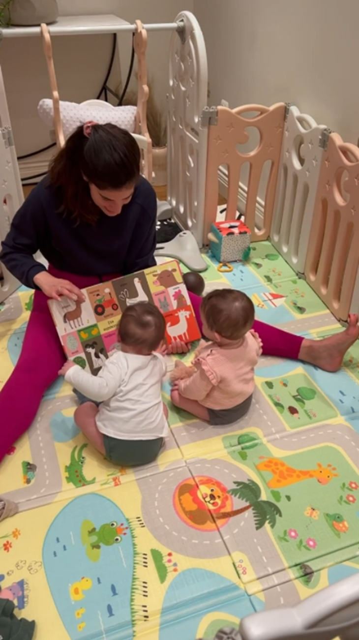 Οι 7 μηνών δίδυμες Αριάνα και Φιλίππα Τανιμανίδη διαβάζουν βιβλία και προσπαθούν να μιλήσουν σε ένα υπέροχο βίντεο