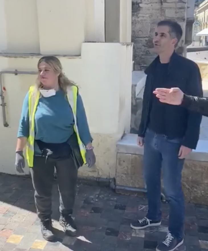 Πράξη ανθρωπιάς: Εργαζόμενη στην καθαριότητα του δήμου Αθηναίων βρήκε 19.000 ευρώ σε τσάντα και τα παρέδωσε