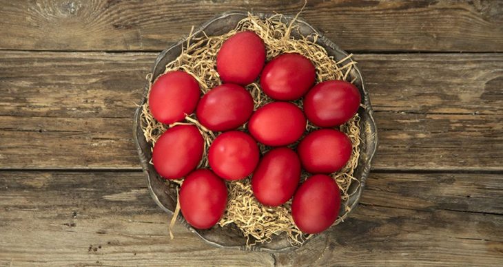 Το έθιμο των κόκκινων αυγών: Πως ξεκίνησε και γιατί τα τσουγκρίζουμε