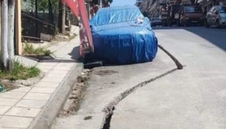 Θεσσαλονίκη: Απίστευτο περιστατικό – Γύρω από ένα παρκαρισμένο αυτοκίνητο έχουν κόψει το δρόμο