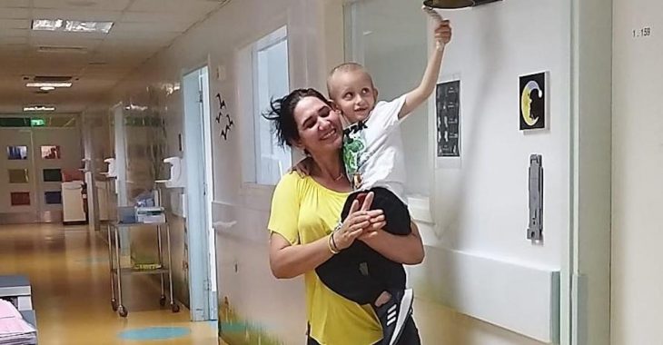 Μικρός ήρωας: Ο Νικόλας νίκησε τον καρκίνο  και χτύπησε το καμπανάκι της νίκης