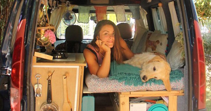 Η ιστορία της Μαρίνας: Τα παράτησε όλα για να ταξιδέψει τον κόσμο με τον σκύλο της