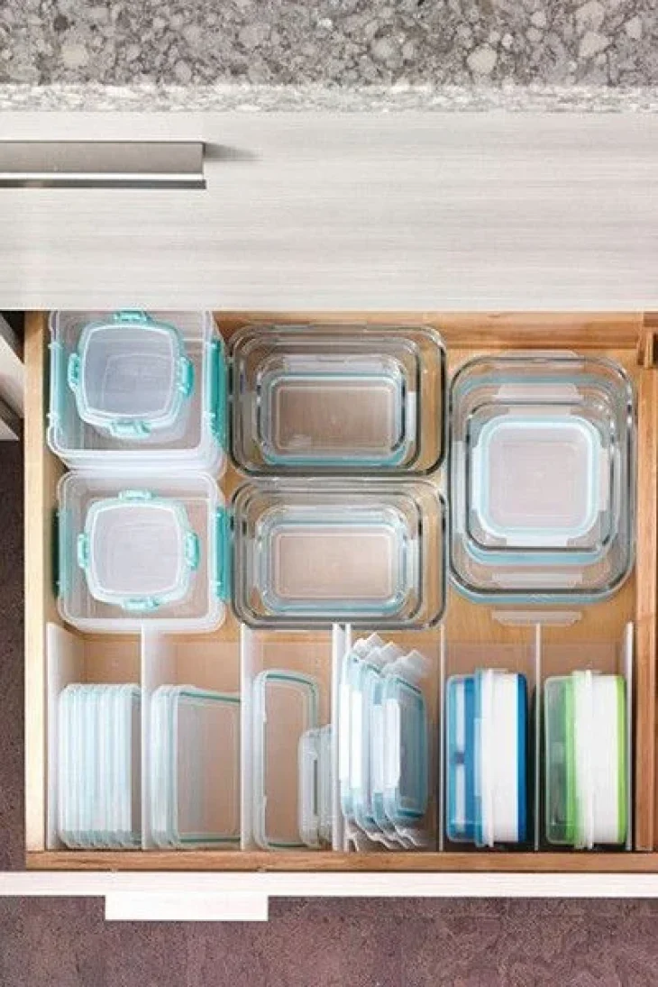 Εννιά έξυπνα κόλπα για να έχετε τα ντουλάπια της κουζίνας πάντα συμμαζεμένα