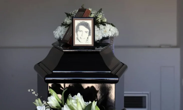 Βουβός θpήνος στην κηδεία του Δάκη: Συντετριμμένοι συγγενείς και φίλοι αφήνουν λουλούδια στο φέρετρο