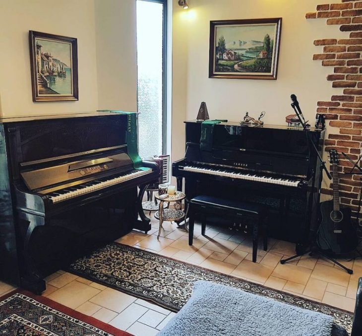 Κατερίνα Στικούδη: Το μαμαδίστικο σπίτι, ο ζεστός χώρος, τα δύο πιάνα στο σαλόνι, που κλέβουν την παράσταση και τα κλασικά έπιπλα