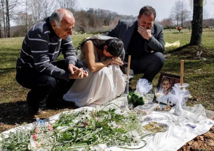 Ασύλληπτος θρήνος: Ντύθηκε νύφη και πήγε στον τάφο του αρραβωνιαστικού της την ημέρα που είχαν κανονίσει να παντρευτούν