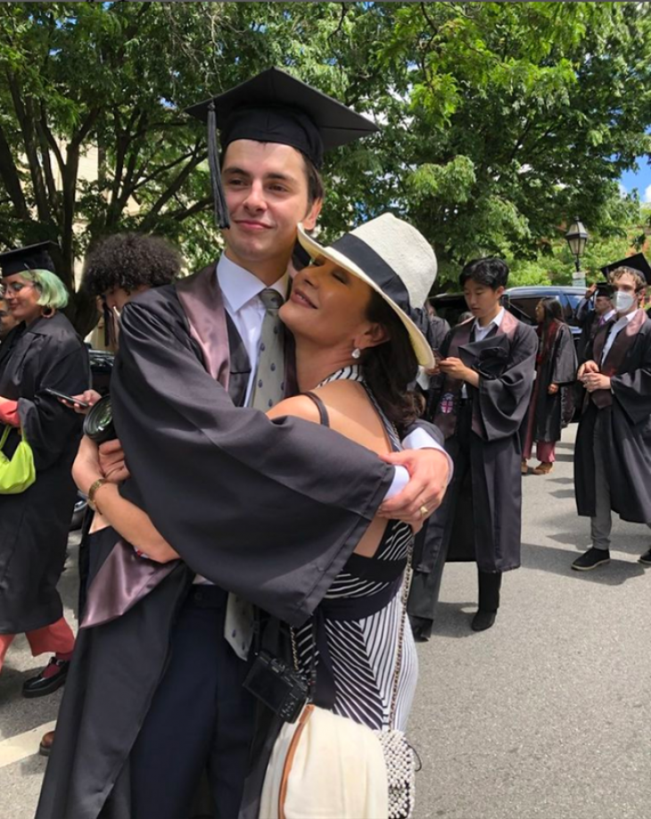 Περήφανοι γονείς στην αποφοίτηση του γιου τους η Κάθριν Ζέτα Τζόουνς και ο Μάικλ Ντάγκλας