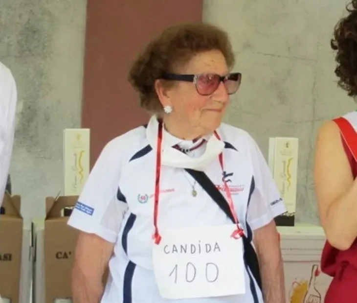 Η ψυχή χρόνια δεν κοιτά: Δεσποινίς ετών 100 ανανέωσε το δίπλωμά της