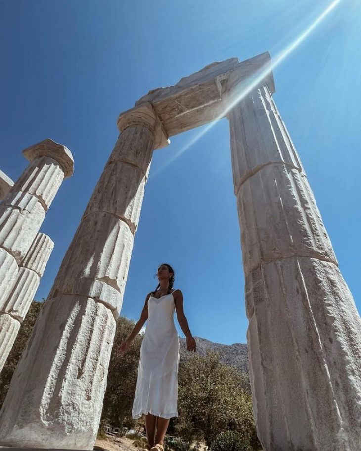 Σαν αρχαία Ελληνική θεότητα: Οι πόζες της Ευγενίας Σαμαρά με λευκό φόρεμα στη Σαμοθράκη - i-diakopes.gr