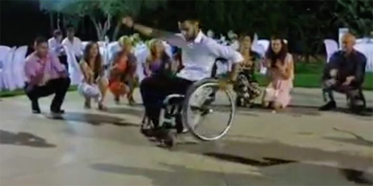 «Τσακίζει κόκκαλα» το συναρπαστικό ζεϊμπέκικο του 31χρονου: Χορεύει με αναπηρικό αμαξίδιο και όλοι υποκλίνονται