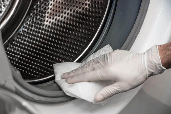 Το μυστικό των ειδικών: Πώς να καθαρίσετε εύκολα την μούχλα από το πλυντήριο με μόνο 2 υλικά και με φυσικό τρόπο