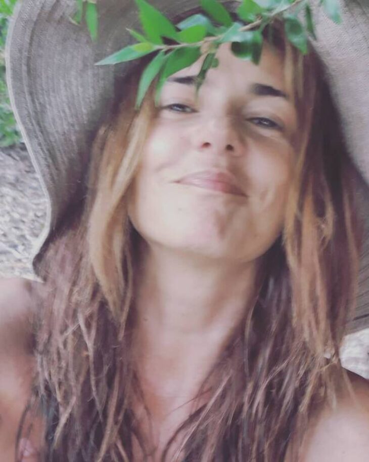 Απολαμβάνοντας τον ήλιο σε ερημική παραλία: Η Μαρία Λεκάκη στα 52 «αναστατώνει» το Instagram με τις αναλογίες της